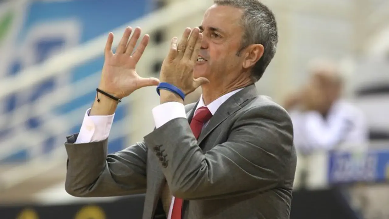 Fisac dirige a sus jugadores desde la banda. Foto: Basket Zaragoza