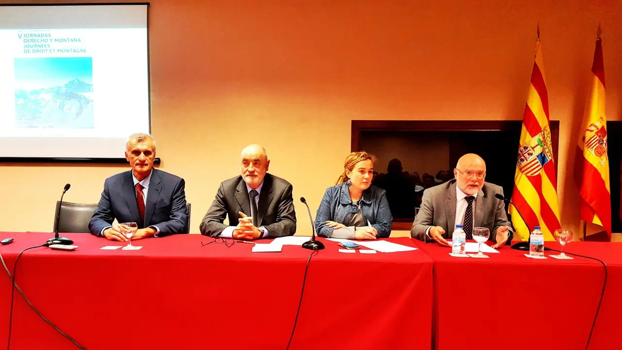 Imagen de la clausura de las Jornadas Derecho y Monta&ntilde;a celebradas en Jaca. Foto: DyM
