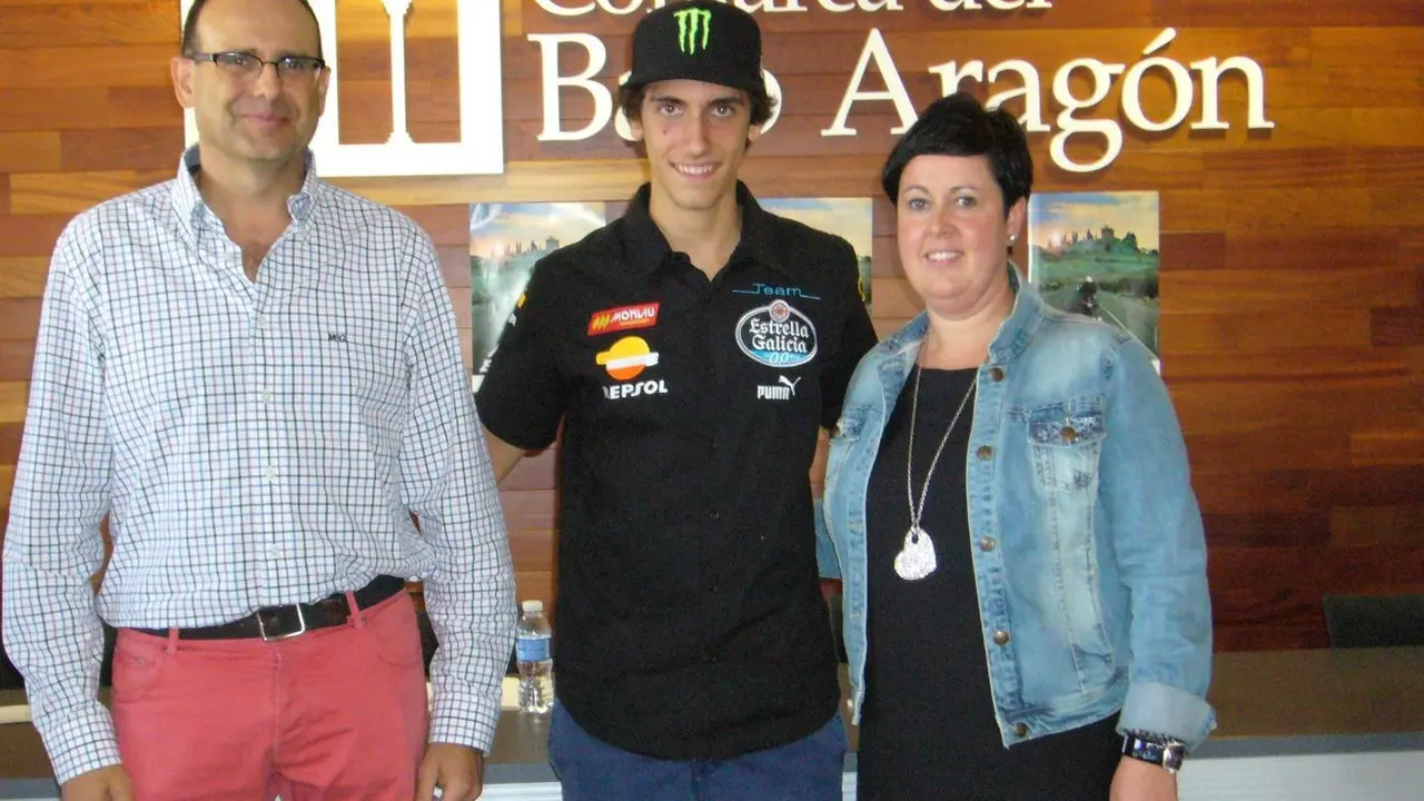 Juan Carlos Bosque, a la izquierda, junto con el piloto &Aacute;lex Rins y la ex presidenta de la comarca Bajo Arag&oacute;n, Ana Bel&eacute;n Andreu
