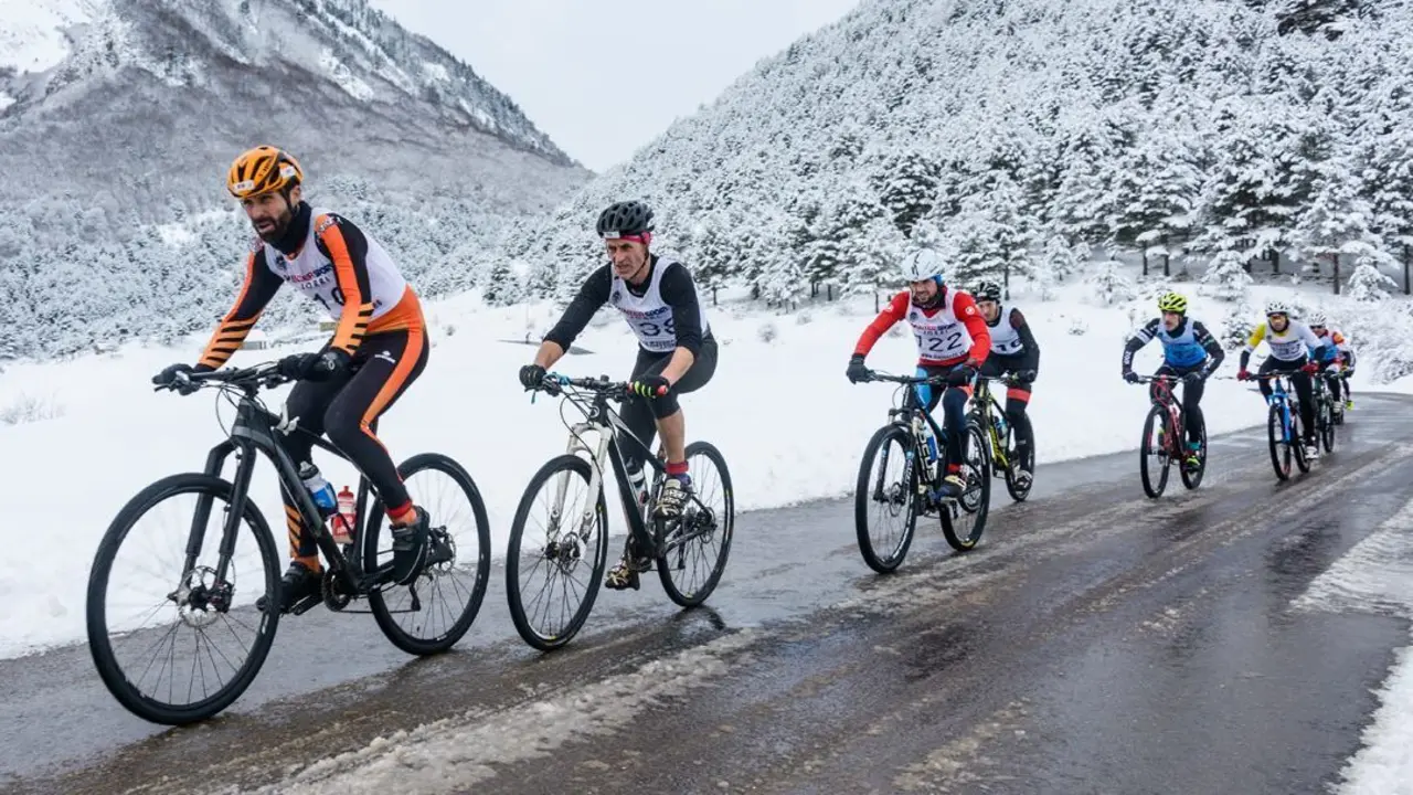 Imagen del segmento de BTT en una anterior edici&oacute;n del triatl&oacute;n de Ans&oacute;. | Foto: Sergio Padura