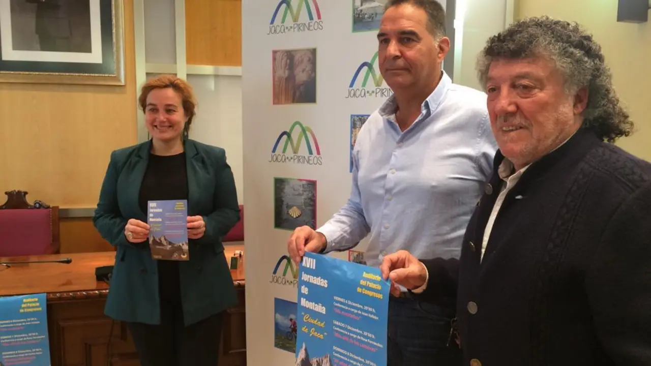 Bernab&eacute; Aguirre, a la derecha de la imagen, en las Jornadas de Monta&ntilde;a de Jaca. Foto: Ayuntamiento de Jaca