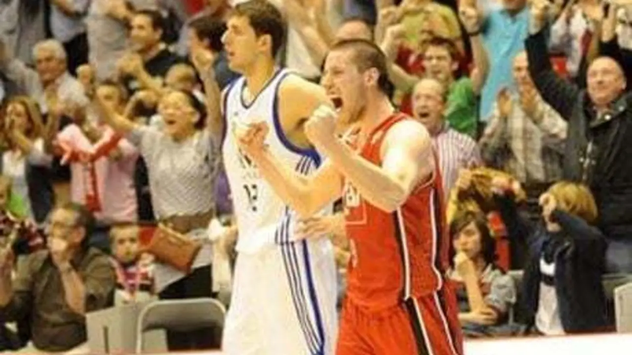 Van Rossom celebra el triunfo del CAI Zaragoza ante el Madrid en 2011. Foto: Europa Press