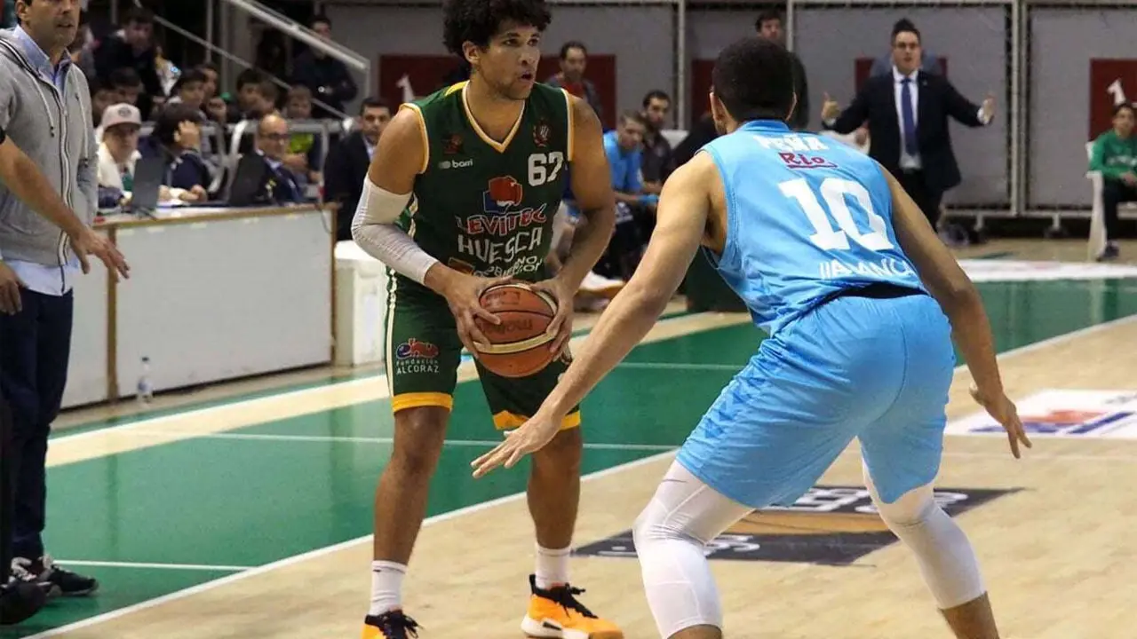 &Aacute;lex Tamayo tiene el bal&oacute;n ante la mirada de Dago Pe&ntilde;a | Foto: C. Pascual
