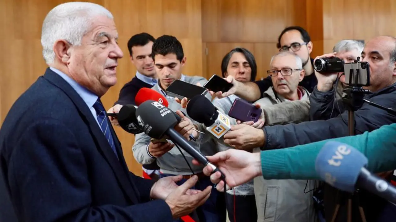 Jos&eacute; Mar&iacute;a Fuster, el letrado del expresidente del club oscense, Agust&iacute;n Lasaosa, realiza declaraciones en el juzgado de Instrucci&oacute;n n&uacute;mero 5 de Huesca,. Foto: &Aacute;lvaro Calvo/EFE