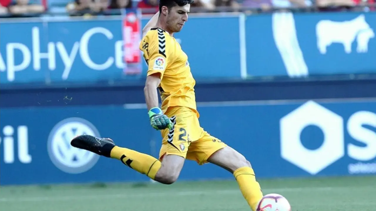 Juan P&eacute;rez saca de puerta durante un partido con el Osasuna.