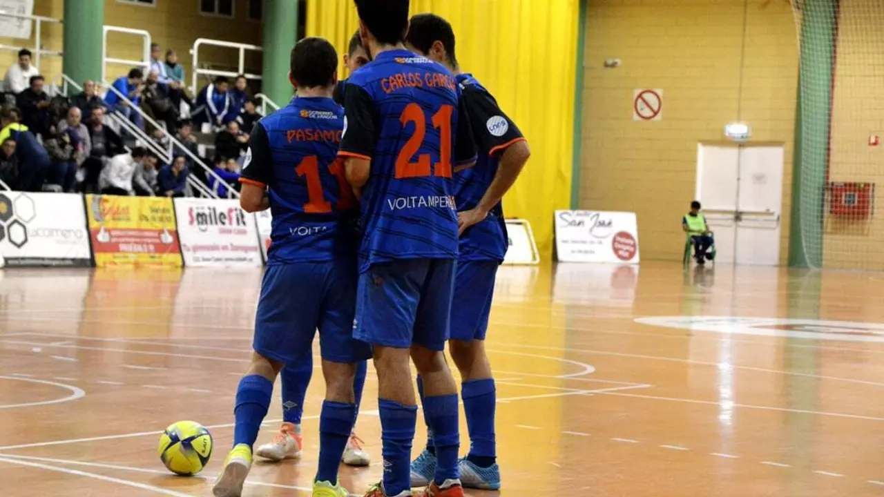 El equipo reunido sobre la pista. | Foto: Colo colo