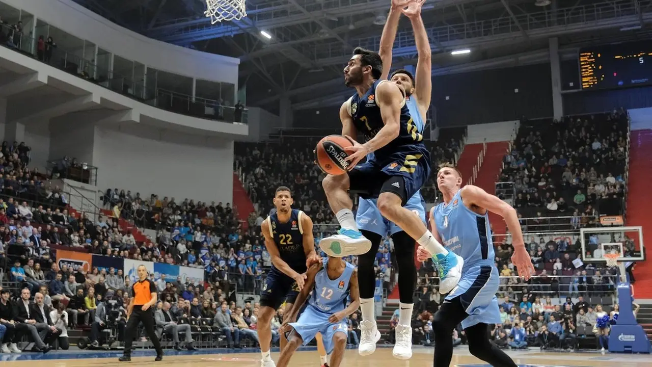 Campazzo, con Tavares de fondo, en el encuentro del viernes ante el Zenit. Foto: Euroliga