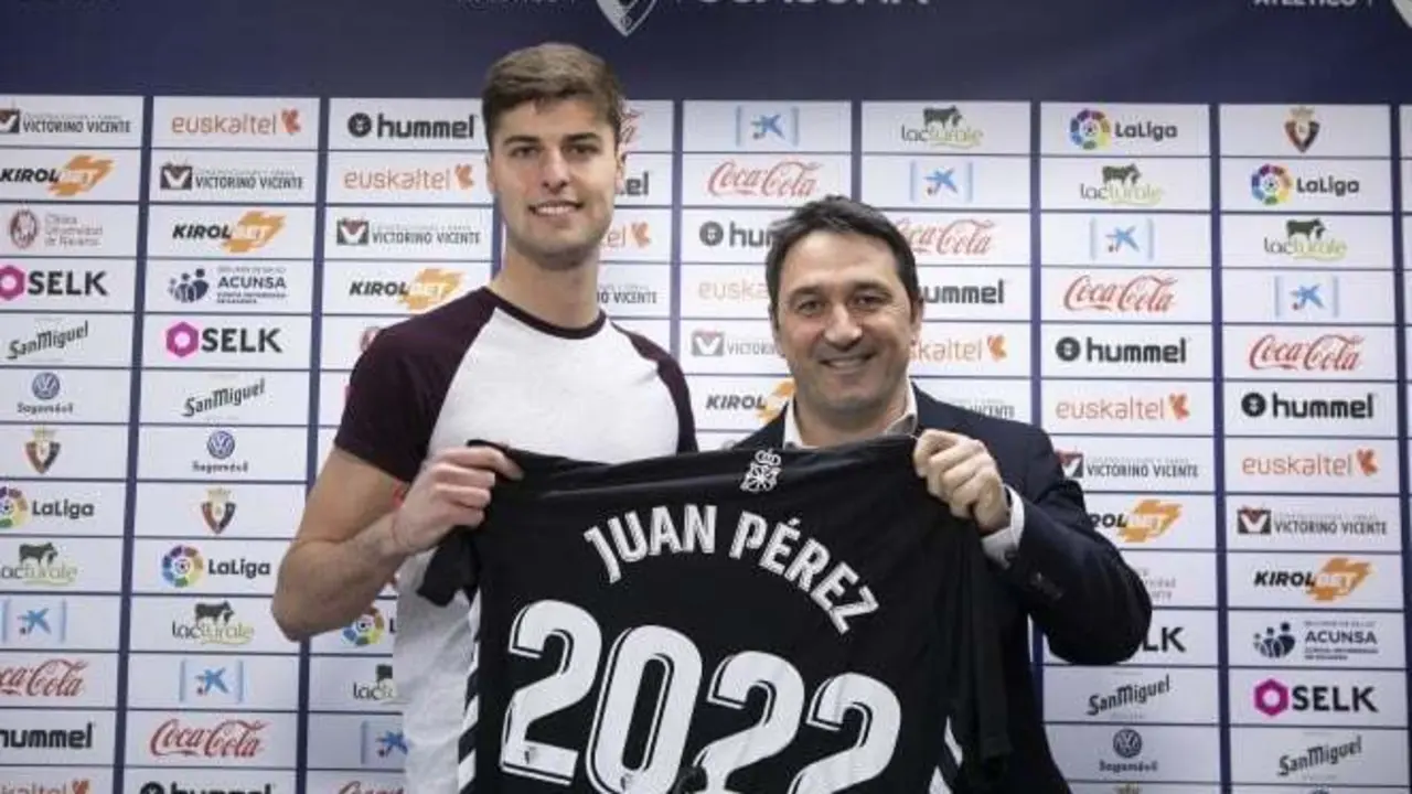 Juan P&eacute;rez, con Braulio, y la fecha a la que est&aacute; ligado el jugador de Almud&eacute;var con los rojillos. Foto: CA Osasuna