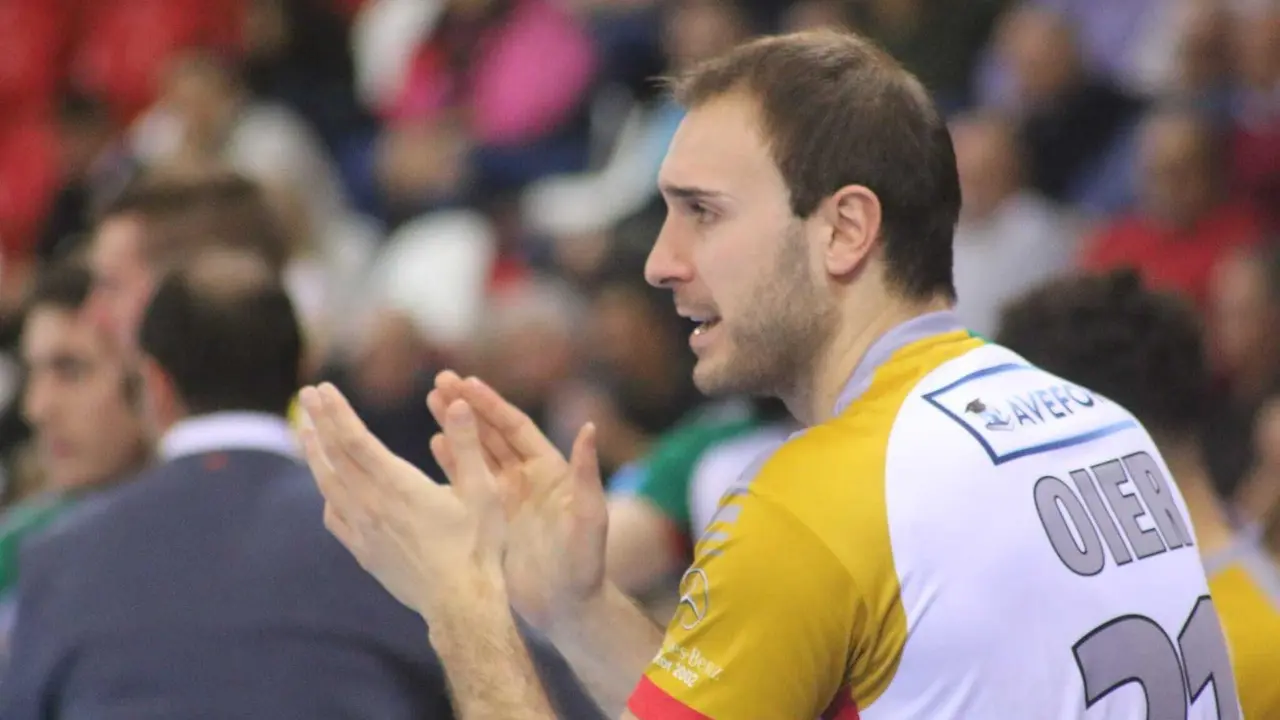 Oier en el partido del Bada Huesca jugado sobre la pista del Puerto Sagunto. Foto: Pepa Conesa