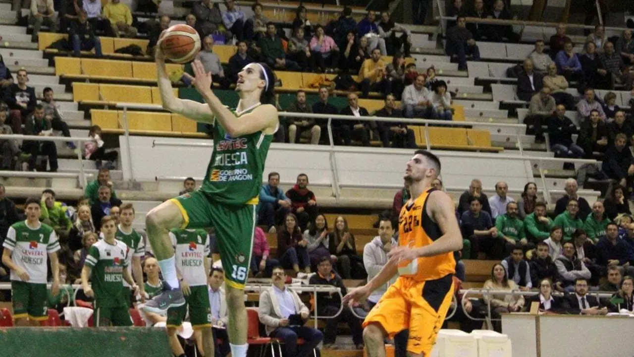 Nedim Dedovic culminando una acci&oacute;n tras robo en el &uacute;ltimo choque | Foto: CBPHuesca