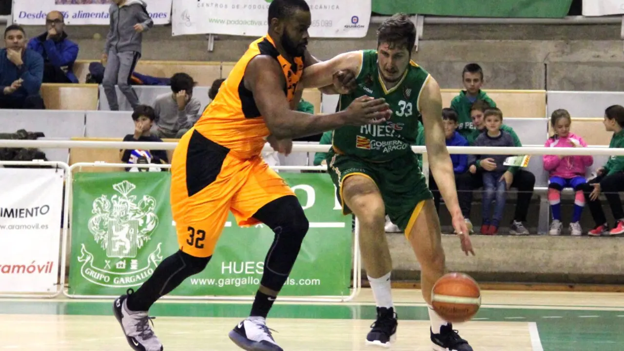 Vasilije Vucetic encara a Shaq Cleare en el &uacute;ltimo partido de liga | Foto: CBPHuesca