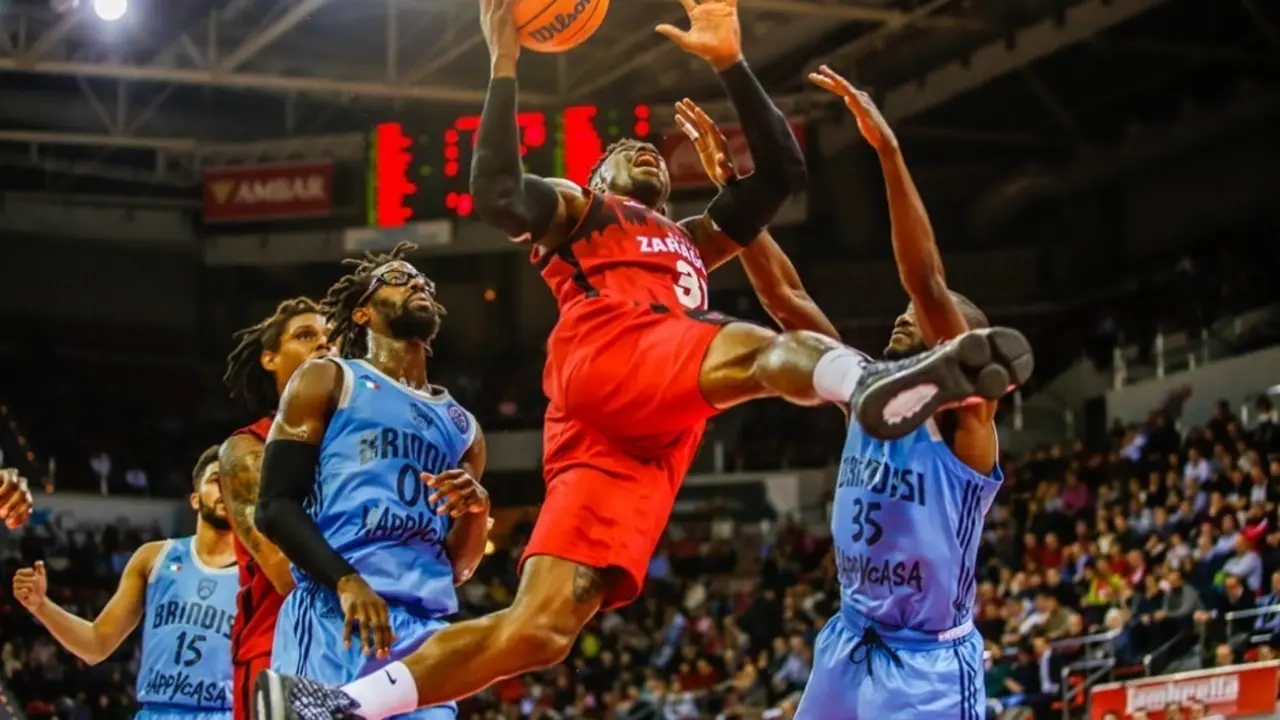 Dylan Ennis entrando a canasta. Foto: FIBA