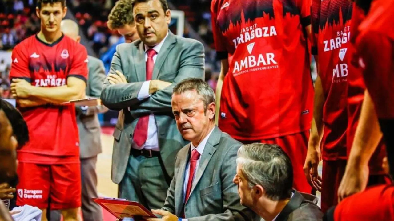 Fisac da instrucciones en un tiempo muerto en el partido ante Brindisi. Foto: FIBA