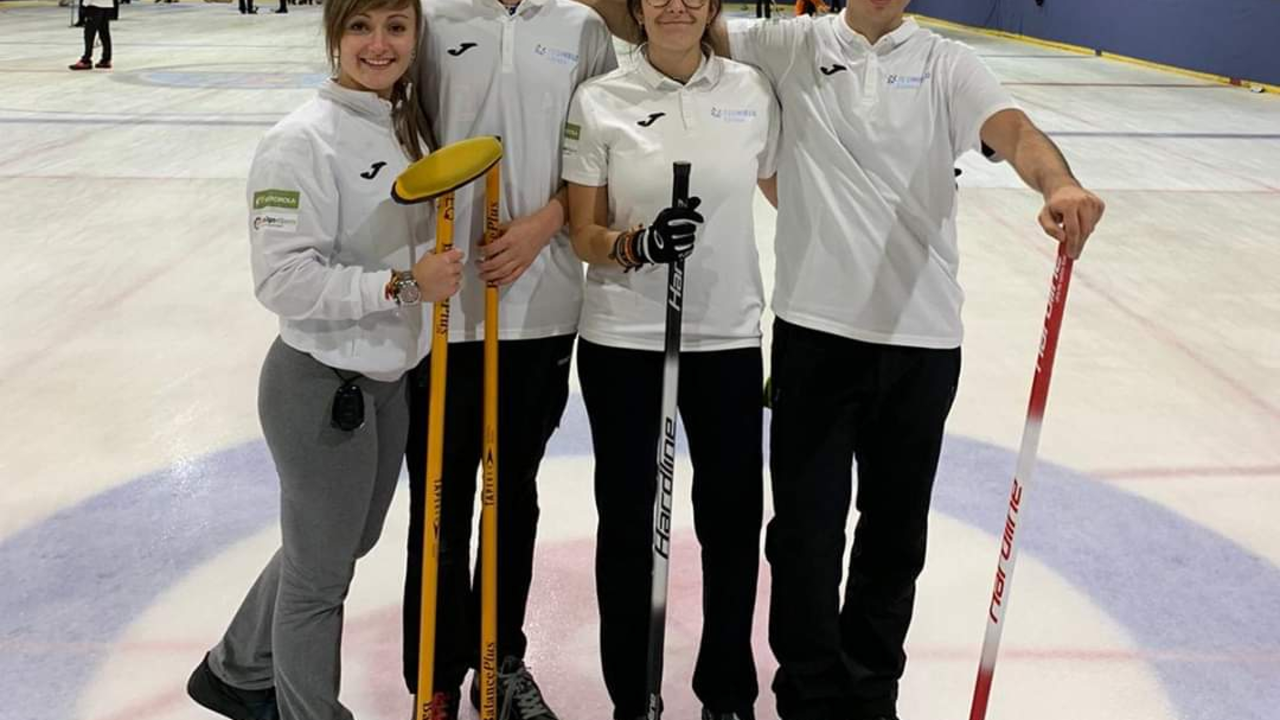 Carmen P&eacute;rez (izq) junto a su equipo. | Foto: CH Jaca