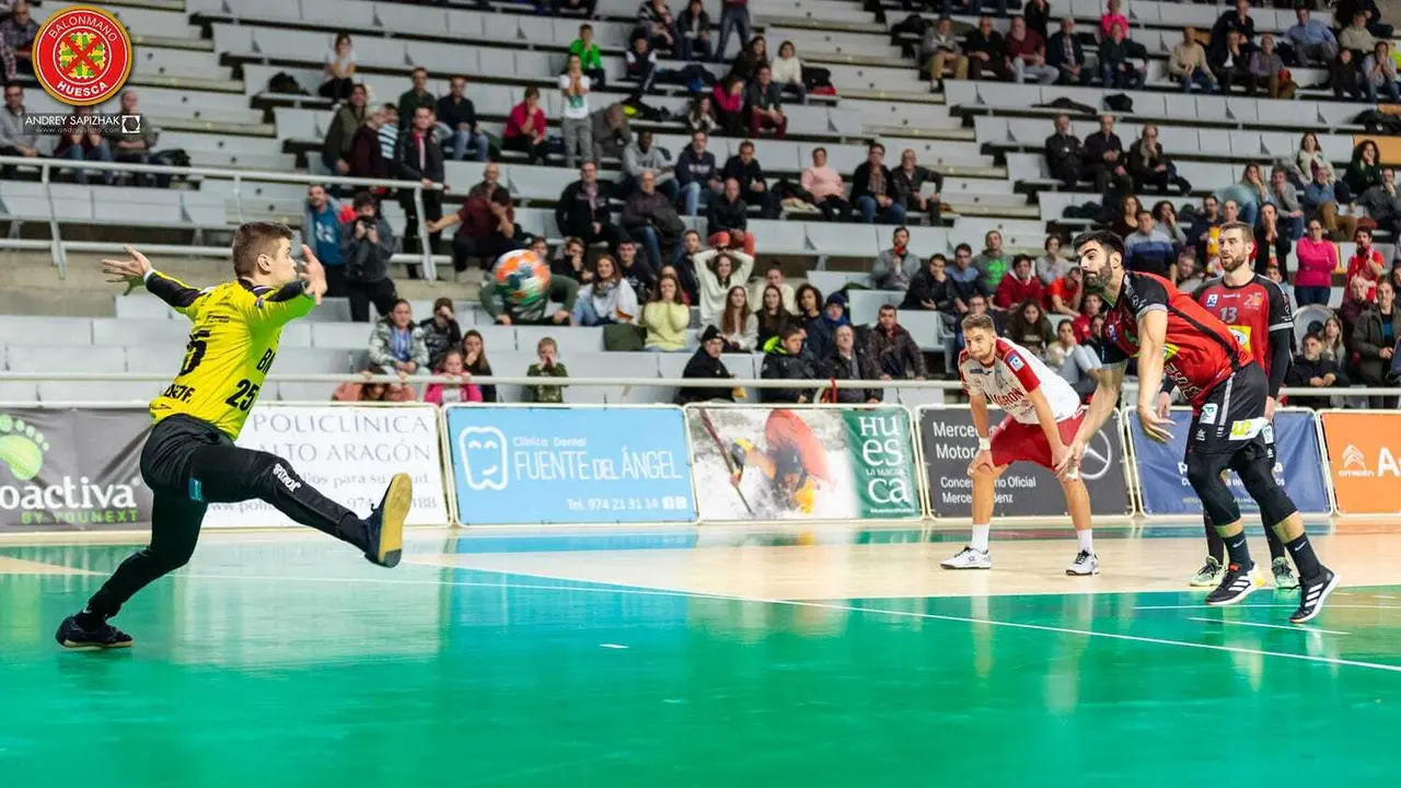 Camas lanza el 7 metros decisivo que pudo darle al Bada Huesca el empate contra el Logro&ntilde;o. Foto:  Andrey Sapizhak/BM Huesca