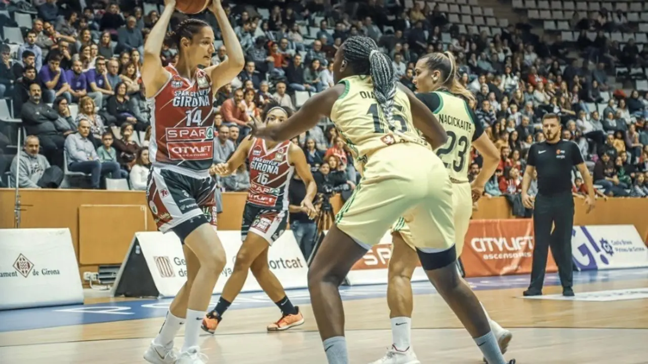 Diallo y Nacickaite, en el partido del domingo pasado en Gerona. Foto: @MrSubi95
