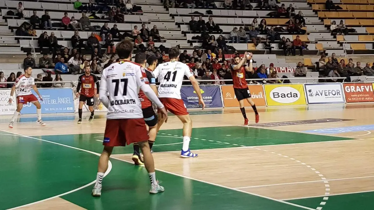 Alex Marcelo con el bal&oacute;n en una jugada del Bada Huesca - Logro&ntilde;o. Foto: BM Huesca