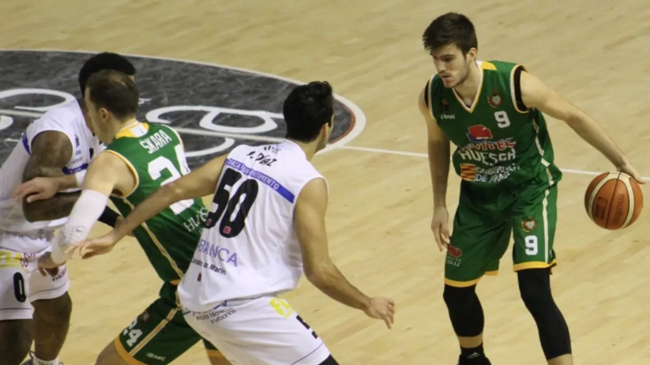 Ander Urdiain aprovecha un bloqueo de Skara. Foto: Levitec Huesca