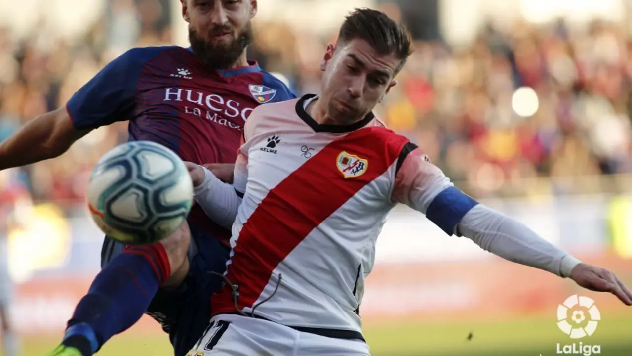 Pulido con un jugador del Rayo en un partido disputado en 2019 | Foto: LFP