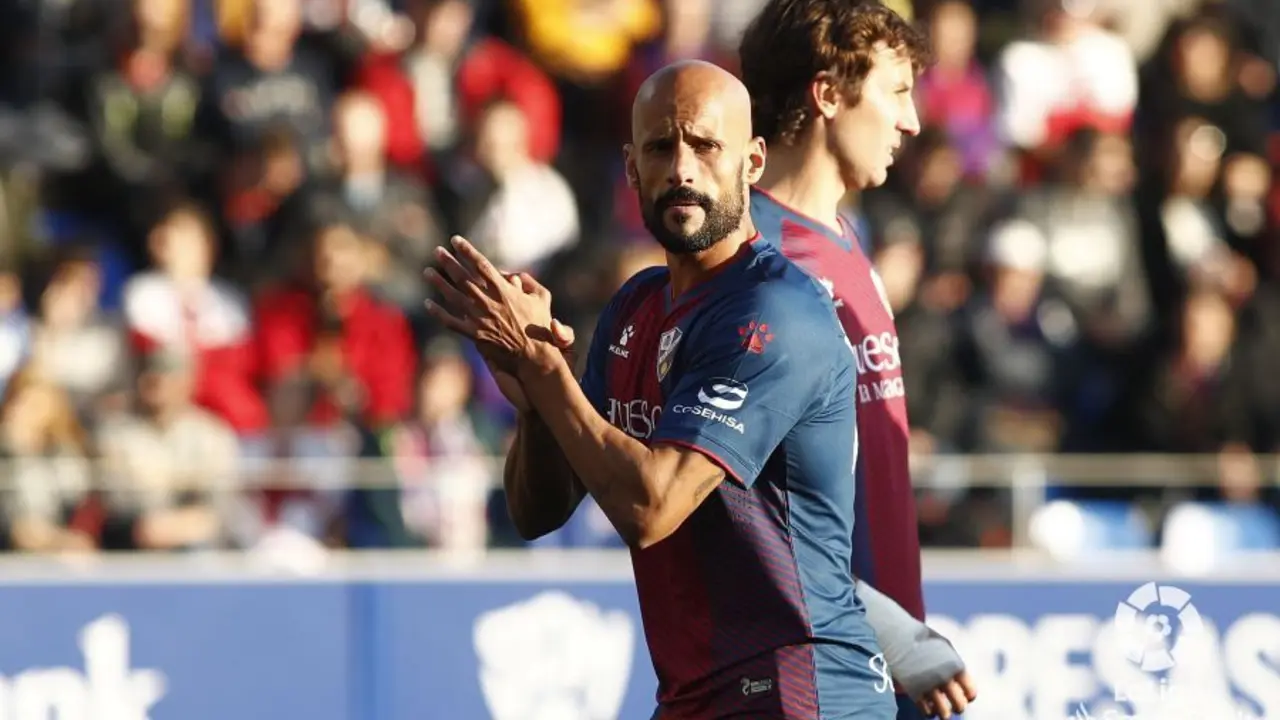Mikel Rico aplaude a sus compa&ntilde;eros | Foto: LaLiga