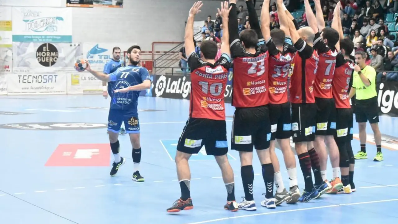El Bada en el partido de esta temporada disputado en O'Gata&ntilde;al. En la imagen, un golpe franco. Foto: Ra&uacute;l Fonseca