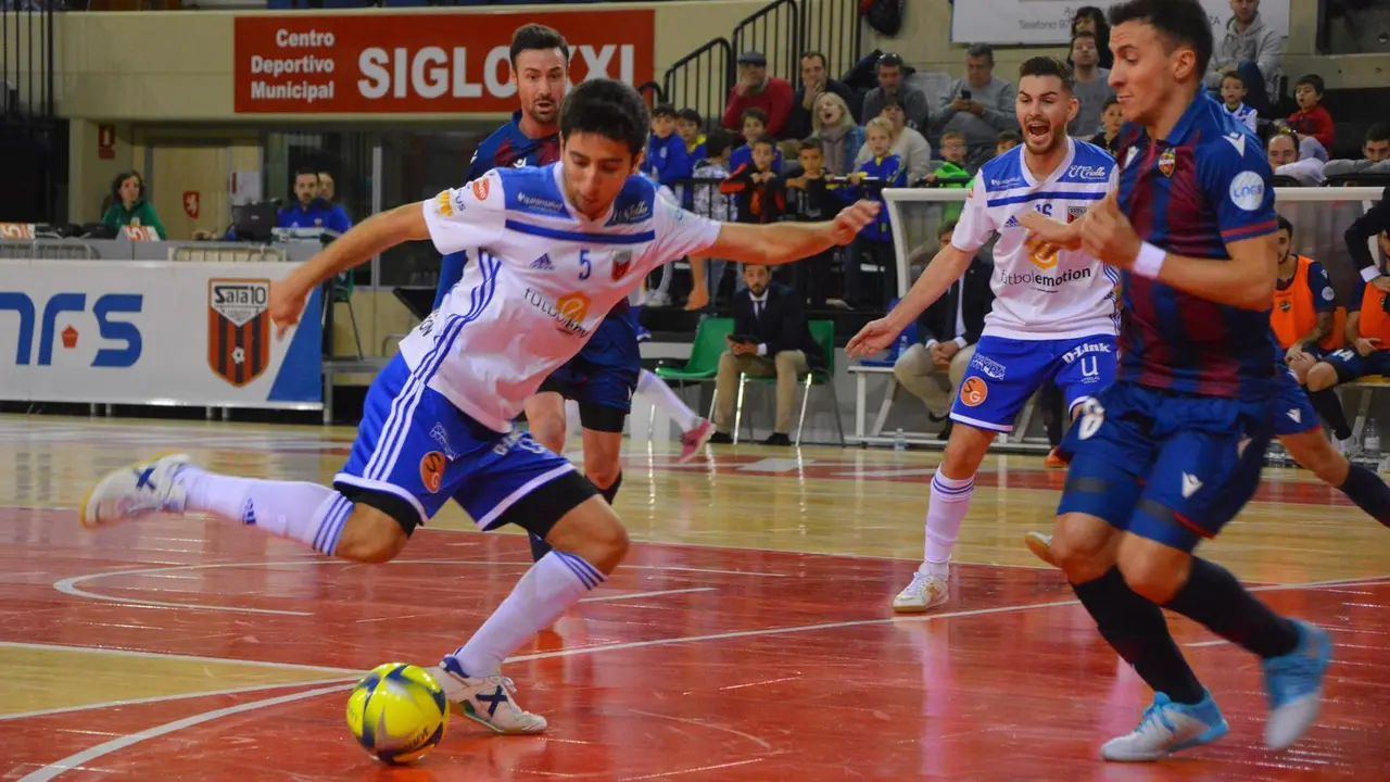 Acci&oacute;n del partido entre F&uacute;tbol Emotion Zaragoza y Levante. Foto: Pedro Luis Serrano