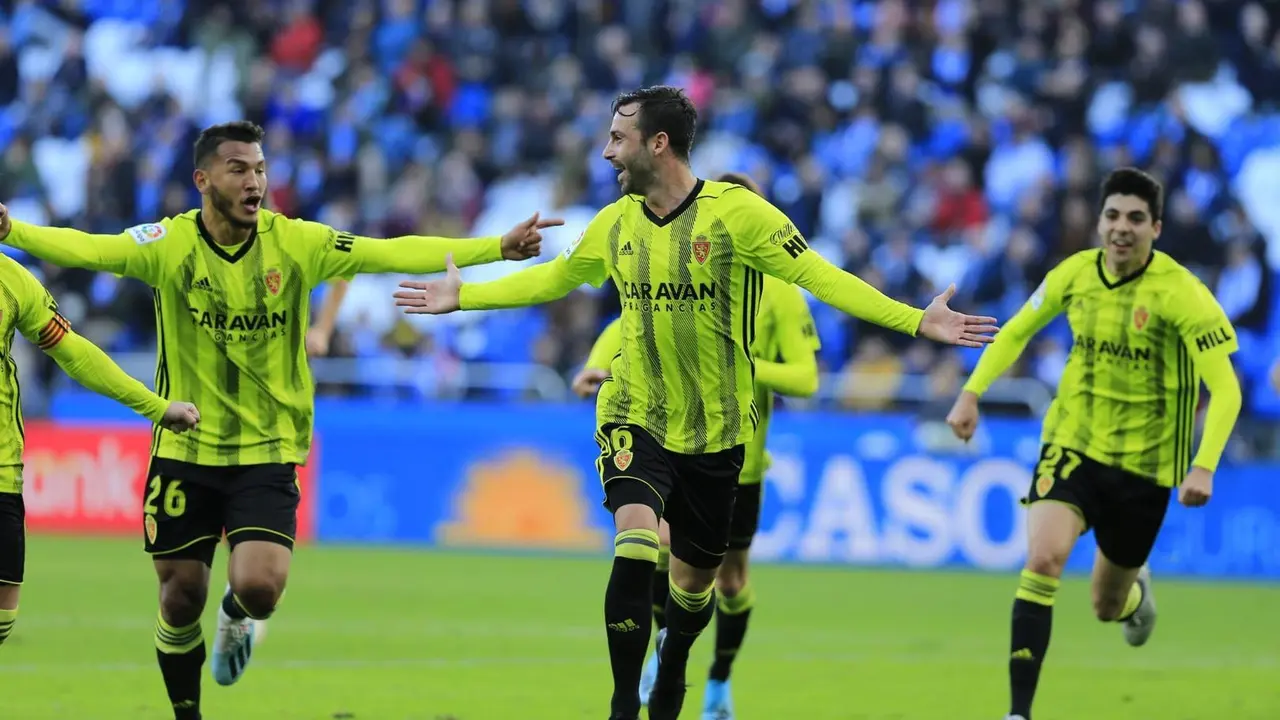 Guiti&aacute;n celebra su gol a bal&oacute;n parado ante el Deportivo. Foto: Real Zaragoza