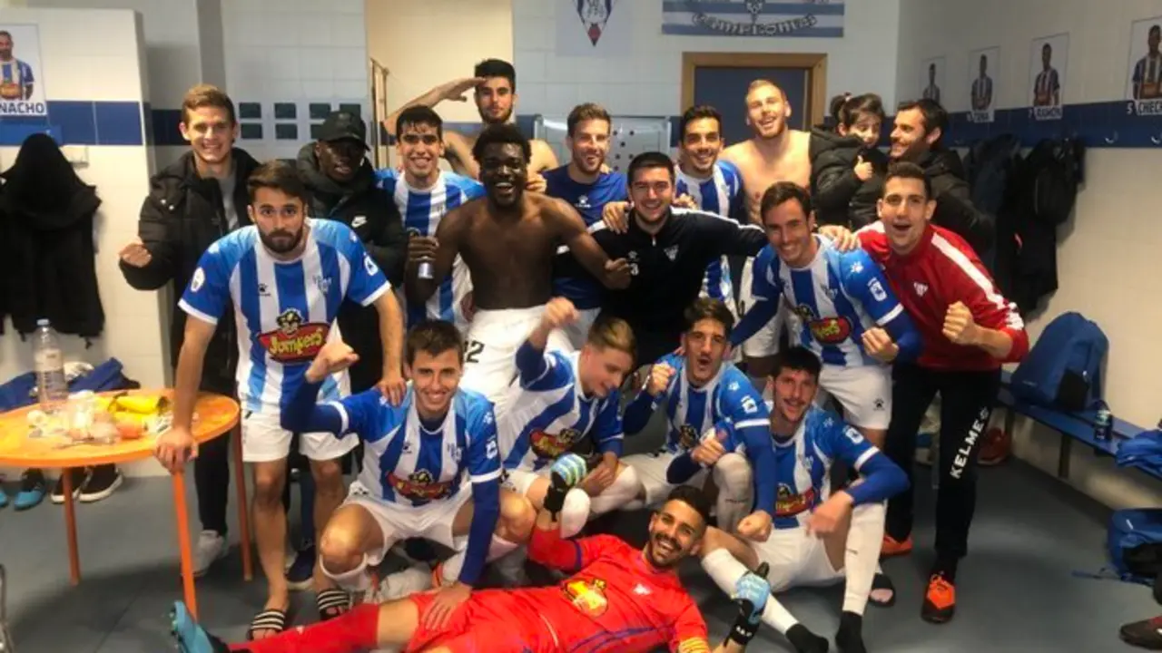 El Ejea celebra su victoria ante el Prat. Foto: @AupaEjea