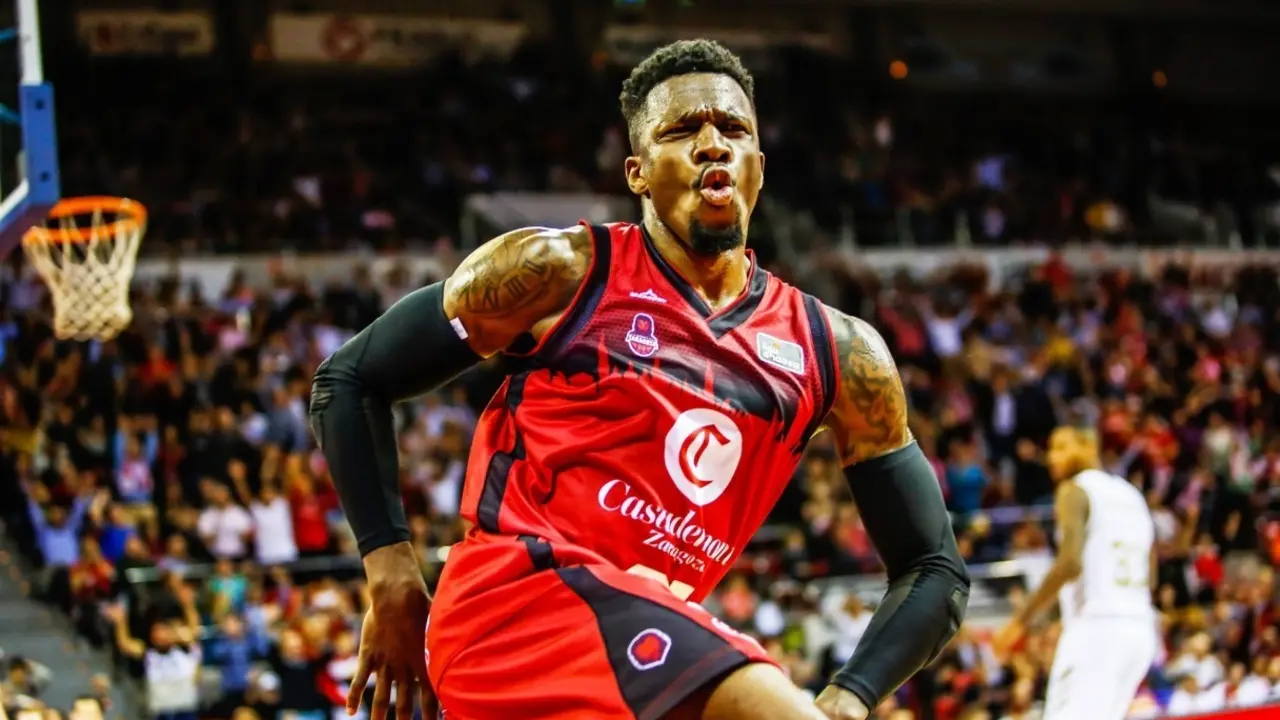 Dylan Ennis celebra una acci&oacute;n ante el Real Madrid. Foto: Esther Casas/Casademont Zaragoza