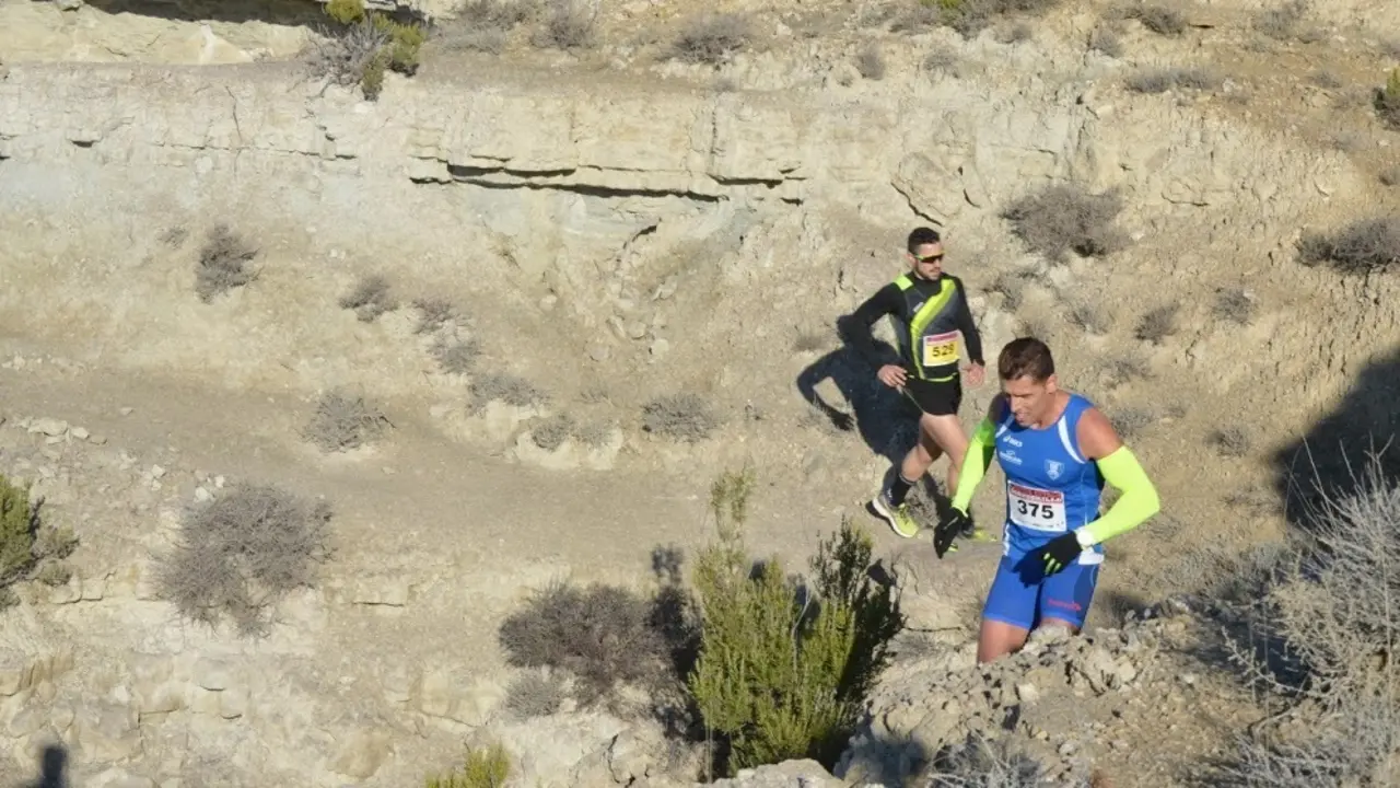 Dos corredores en la anterior edici&oacute;n del trail celebrado en Monegrillo. Foto: Rafa Cored