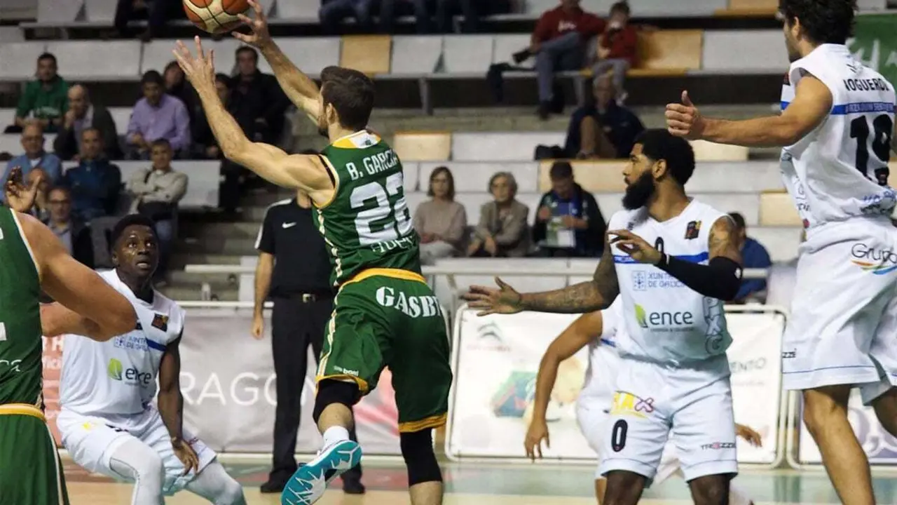 Levitec Huesca debe tratar bien el bal&oacute;n para no tener tantas p&eacute;rdidas | Foto: C.Pascual