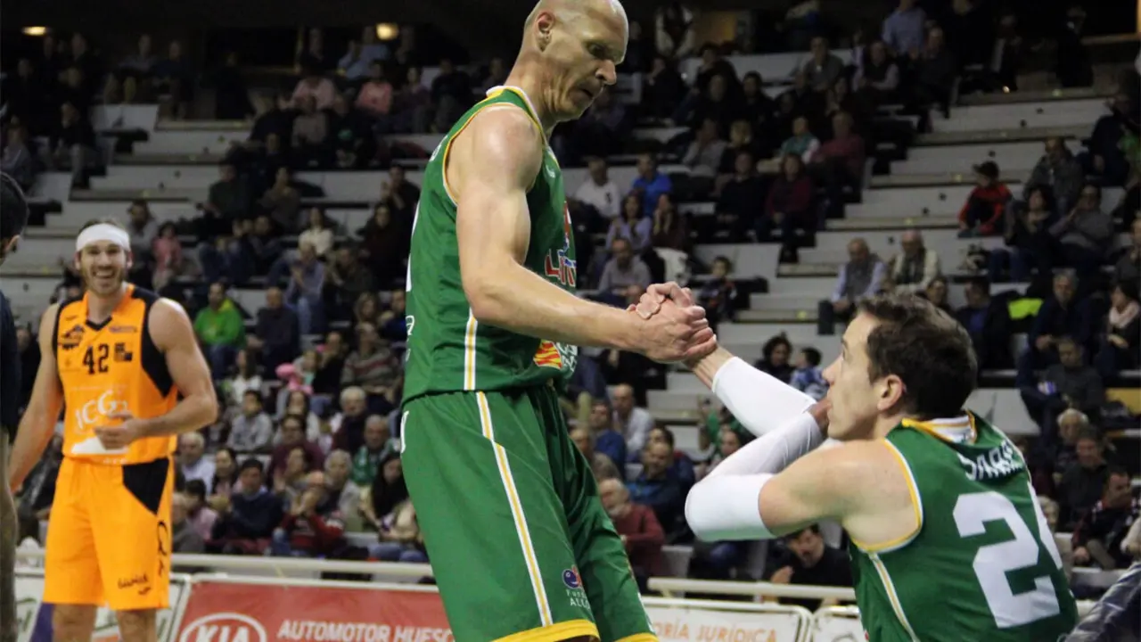 Grabauskas ayuda a levantar a Skara, es momento de que no se lesione nadie | Foto: CBPHuesca