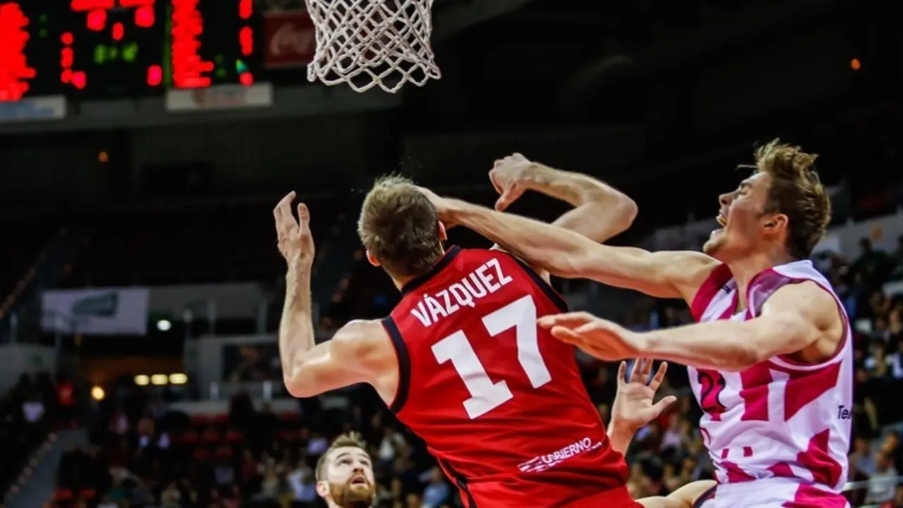 V&aacute;zquez recibe un golpe durante el partido. Foto: FIBA