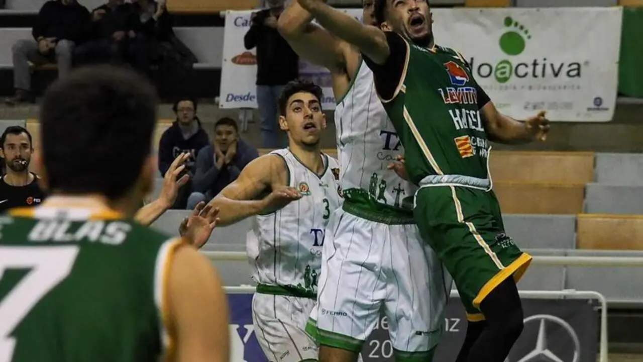 Carter busca entrar a canasta con la oposici&oacute;n de Zegeren. Foto: C.Pascual