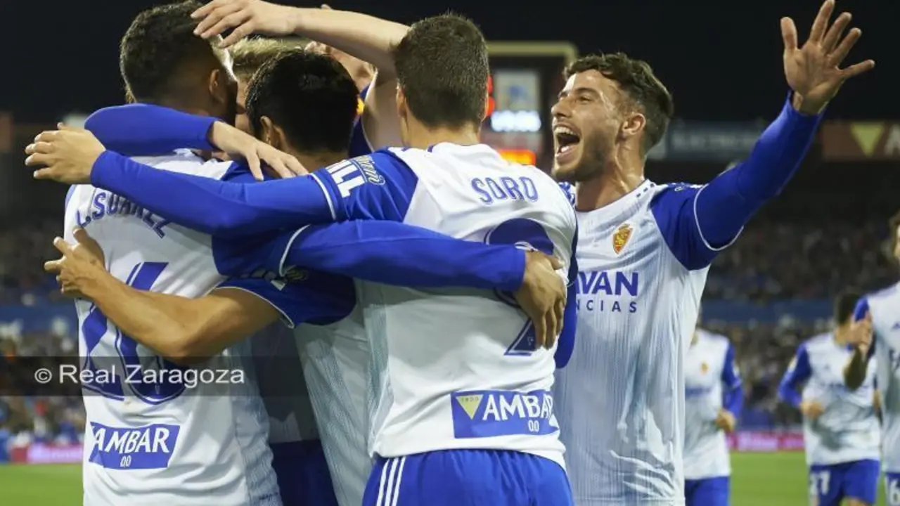 Los jugadores zaragocistas celebran el gol de Su&aacute;rez ante el Racing. Foto: Real Zaragoza