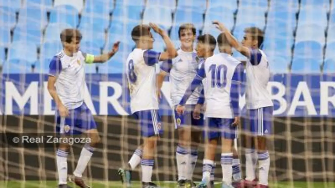 El Divisi&oacute;n de Honor Juvenil ,del Real Zaragoza, celebrando un gol en La Romareda. Foto: Tino Gil