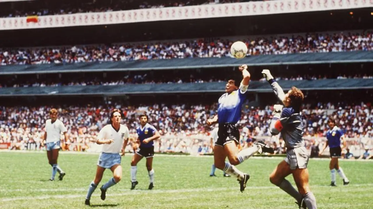 Diego Maradona marca con la mano ante Peter Shilton (Bongarts / Getty)