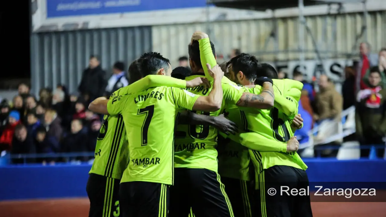 Los jugadores del Real Zaragoza celebran el gol de Papu | Foto: Real Zaragoza