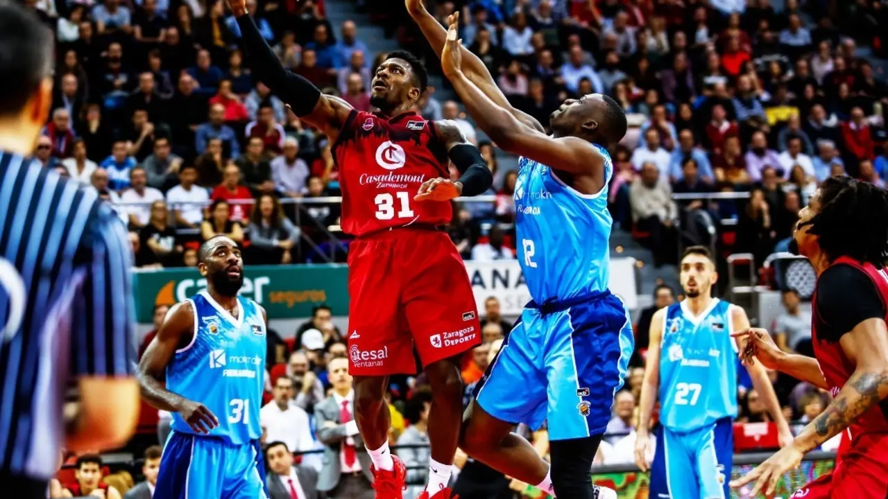 Dylan Ennis culmina una bandeja ante Fuenlabrada. Foto: Esther Casas/Casademont Zaragoza