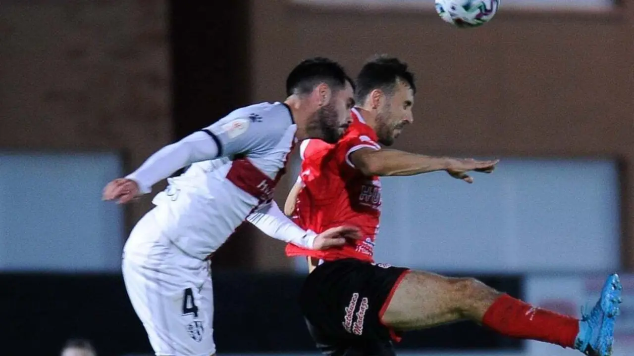 Insua jug&oacute; su primer partido esta temporada en Laredo | Foto: SDH