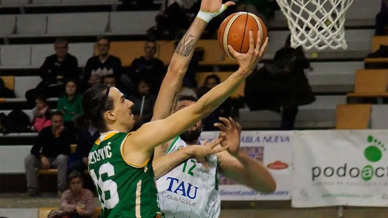 Nedim Dedovic penetra a canasta en el &uacute;ltimo choque celebrado en Huesca | Foto: C.Pascual