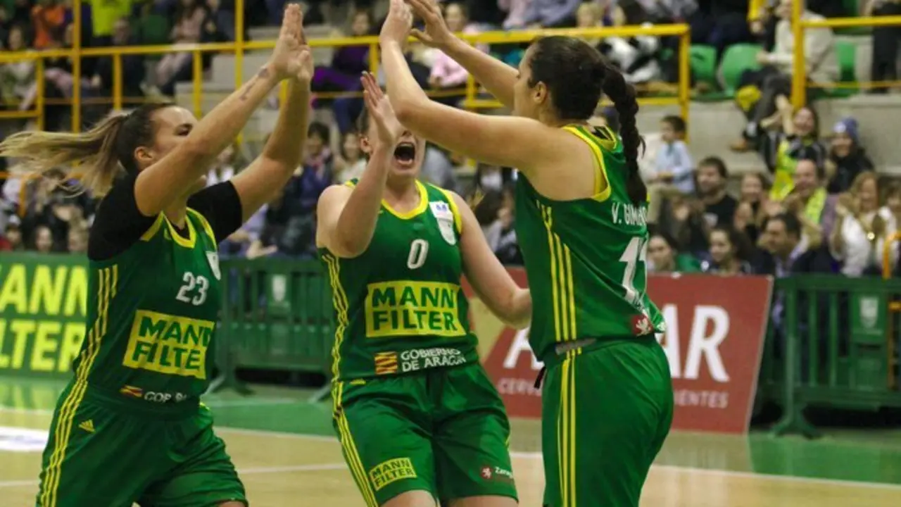 Las jugadoras del Mann Filter celebran la victoria. Foto: @STCBaloncesto