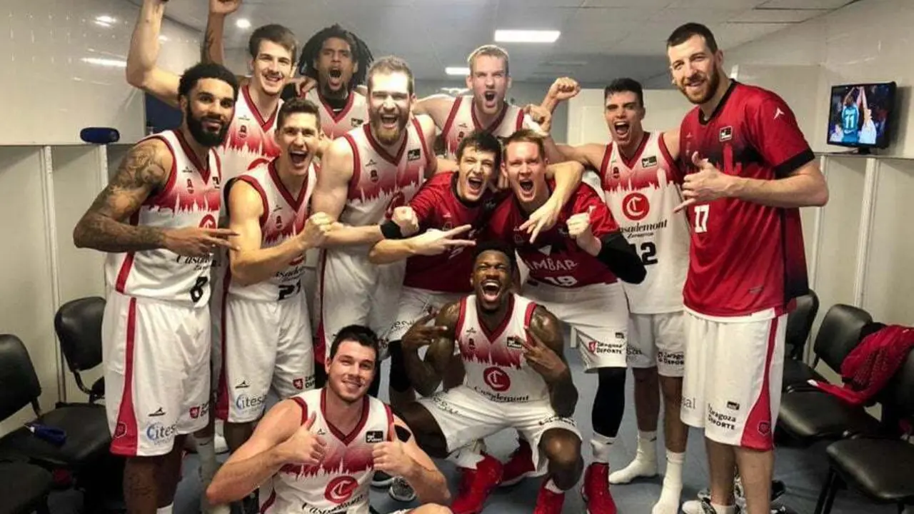 La plantilla, euf&oacute;rica, anoche en el vestuario del Mart&iacute;n Carpena. Foto: Casademont Zaragoza