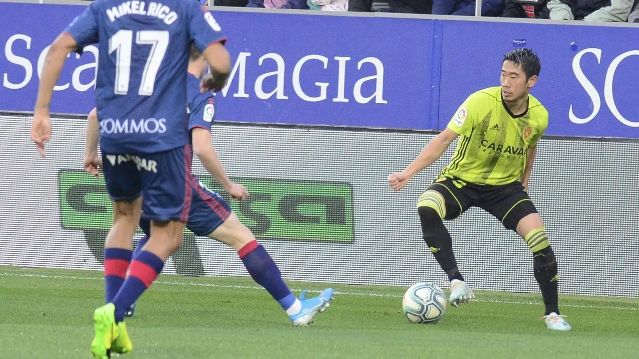 Kagawa controla el bal&oacute;n en el &uacute;ltimo derbi aragon&eacute;s. Foto: SD Huesca