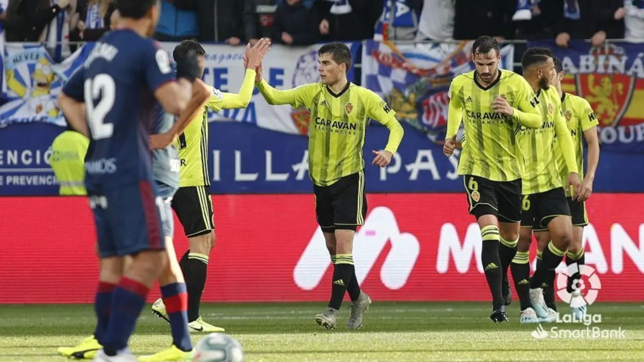 Alberto Soro celebra el gol junto a sus compa&ntilde;eros. Foto: LaLiga Smartbank