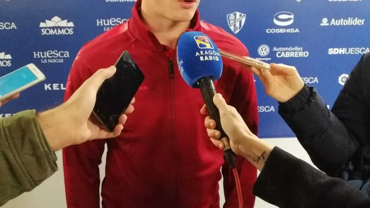 Sergio G&oacute;mez responde en zona mixta tras el derbi entre el Huesca y el Zaragoza jugado en El Alcoraz. Foto: Sportaragon