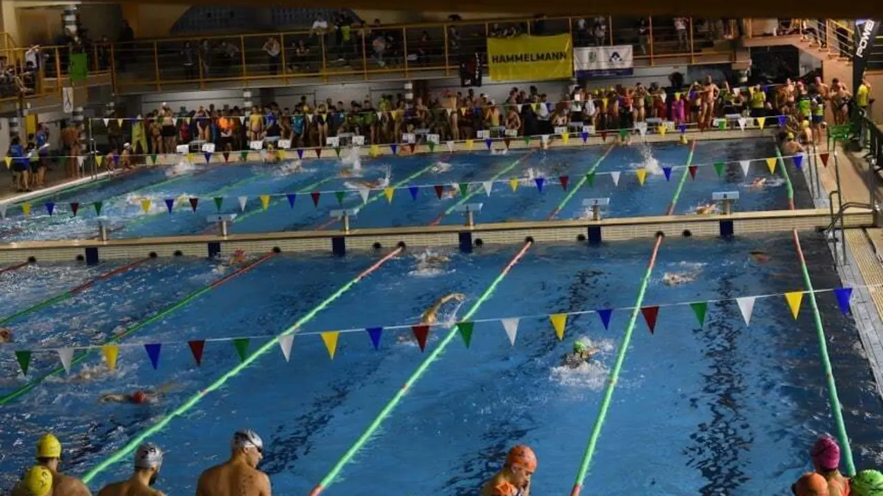 Ambiente en la piscina  Eduardo Lastrada del Stadium Casablanca durante el 100x100. Foto: Fatri 