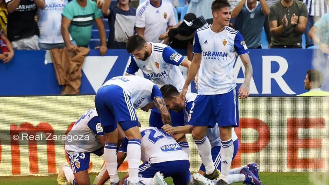 Los jugadores del Real Zaragoza celebrando junto a Lu&iacute;s Su&aacute;rez el tercer gol ante el Extremadura de la primera vuelta. Foto: Real Zaragoza