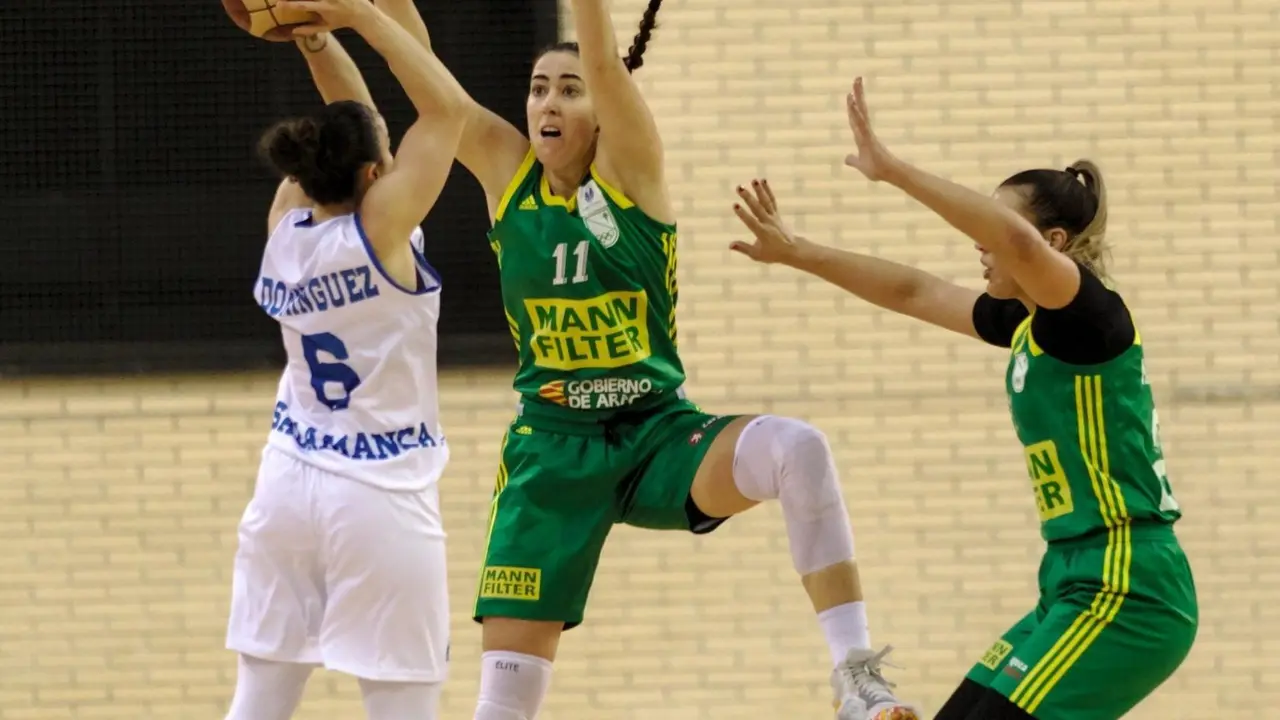 Vega Gimeno trata de impedir un pase. Foto: STC Baloncesto