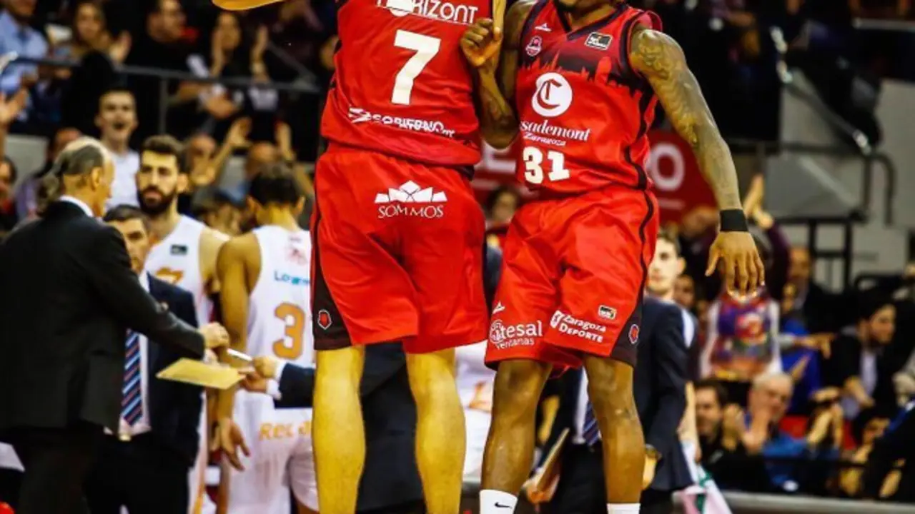Barreiro y Ennis celebran una acci&oacute;n ante Baskonia. Foto: Esther Casas/Casademont Zaragoza